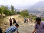 Feke’de Vatandaş Kendi Yolunu Kendisi Yapıyor