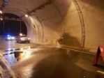 Tünel Girişinde Kontrolü Kaybedilen Araç Su Borusuna Çarptı