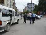 Otomobil İle Minibüs Çarpıştı: 1 Yaralı