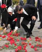 Başbakan Davutoğlu’ndan Kırmızı Karanfil
