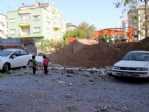 İş Makinesi Bahçe Duvarını Yıktı 2 Otomobilde Hasar Oluştu
