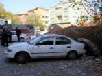 İş Makinesi Bahçe Duvarını Yıktı 2 Otomobilde Hasar Oluştu