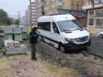 Çaldığı Minibüsle Savcının Park Halindeki Otomobiline Çarptı