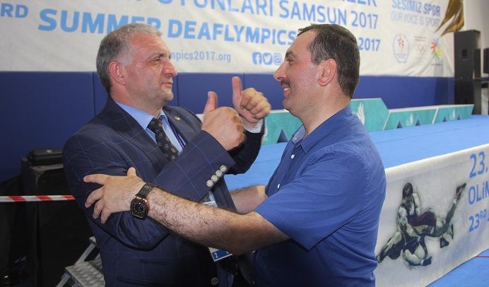 Kavak minderde gururlandı