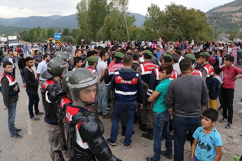 Kazalar yol kapattırdı