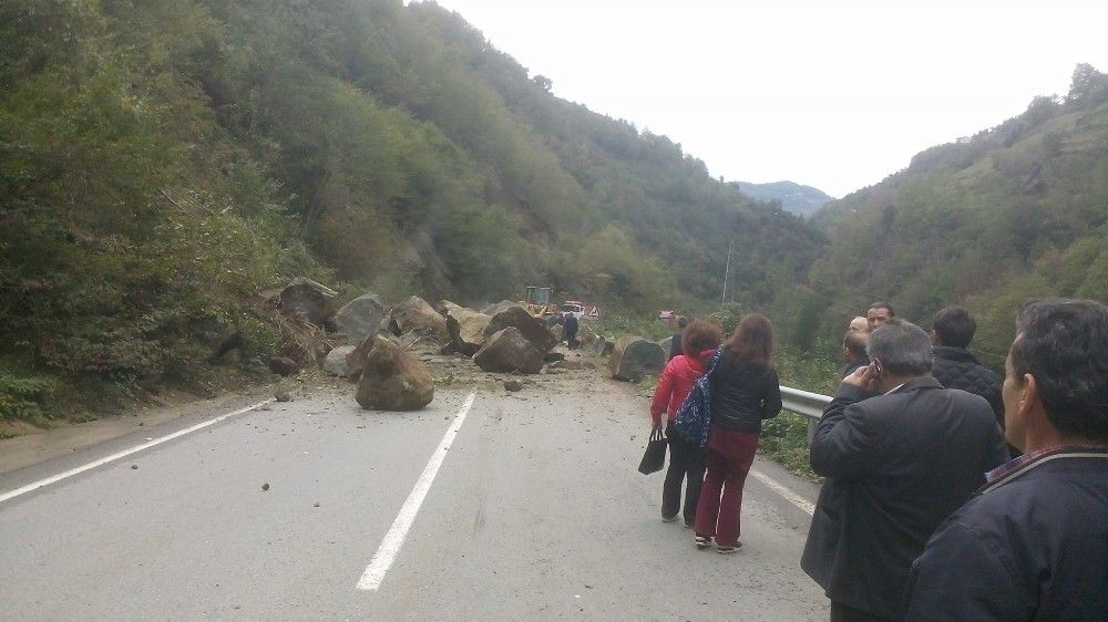 Heyelan yol kapattı