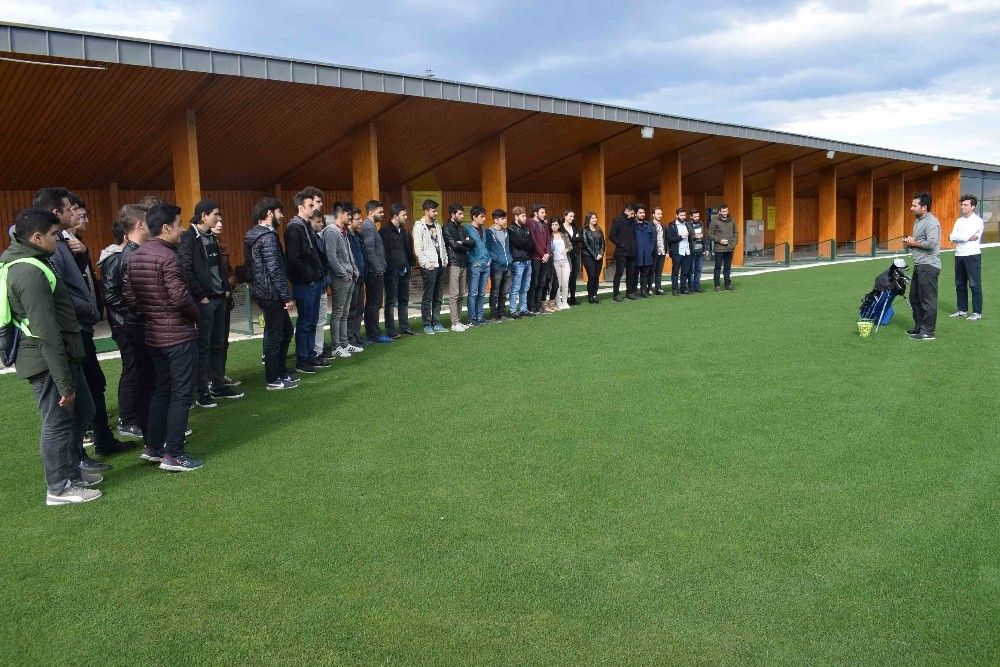 Üniversite öğrencilerinin golf keyfi