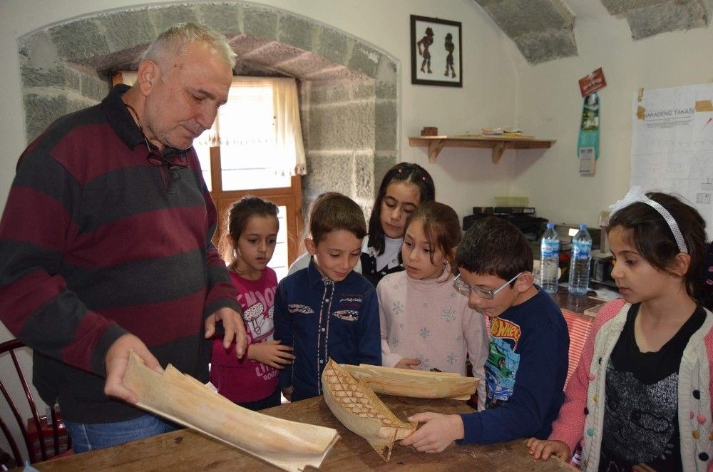 Hobi olarak başladı, şimdi hem tüccar hem eğitimci