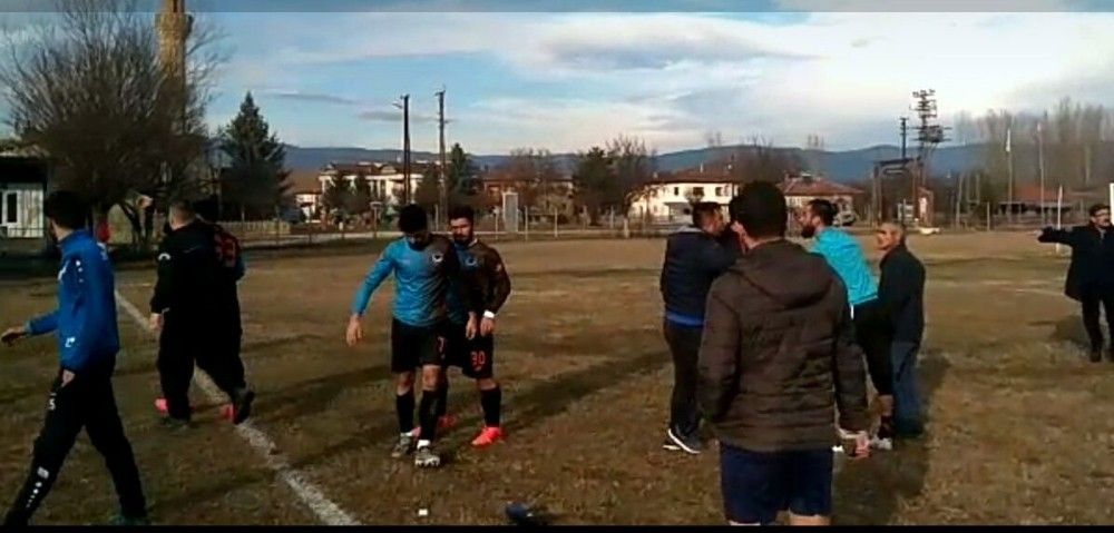 Amatör maçta kavga