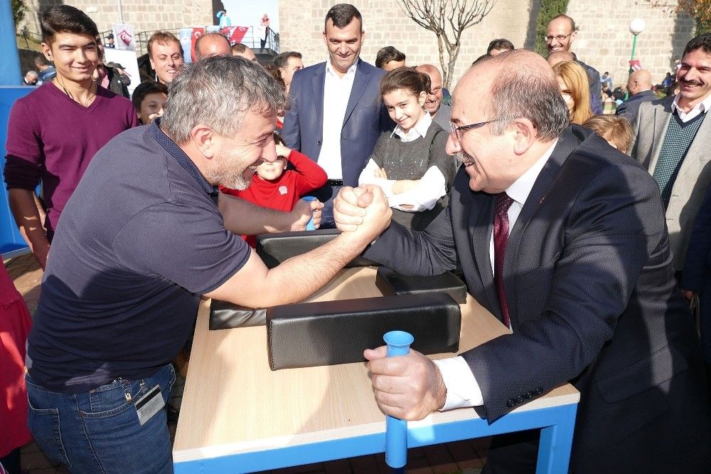 Engellilere özel hamsi şöleni