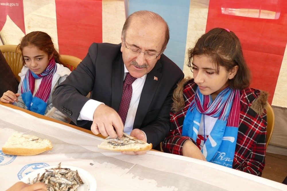 Engellilere özel hamsi şöleni