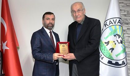 Sarıcaoğlu'ndan meclis üyelerine plaket