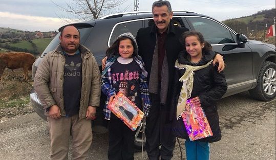 Önce yardım etti sonra küreği eline aldı!