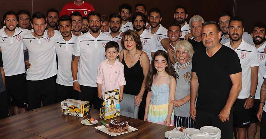 Uyanık'ın oğluna sürpriz yaşgünü kutlaması