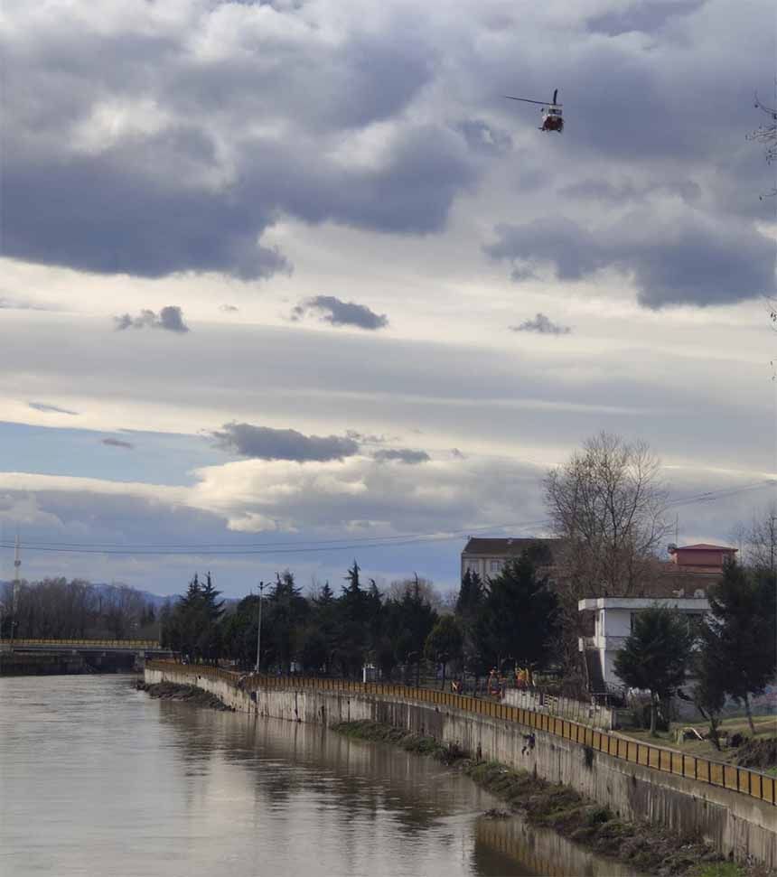 Kızı için ırmağa atladı, kayboldu