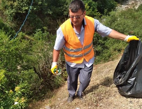 Şelalede 150 kilo çöp